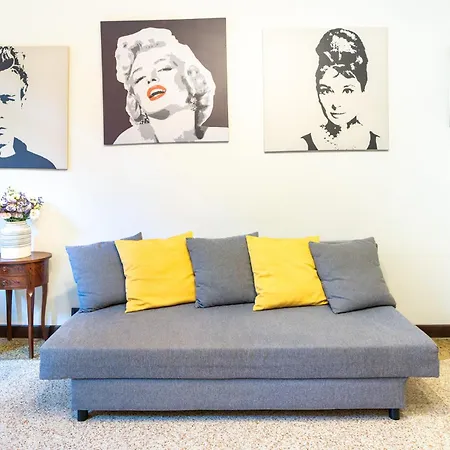 Vintage Charm & Color, And Spacious Apartman