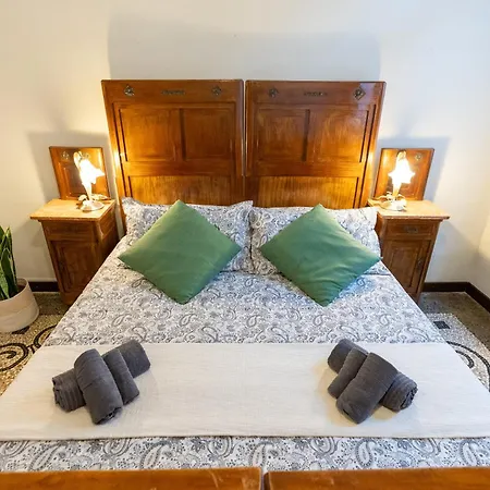 Vintage Charm & Color, And Spacious Apartman