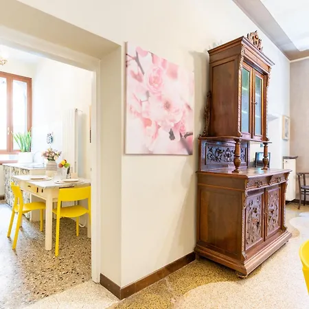 Apartman Vintage Charm & Color, And Spacious *