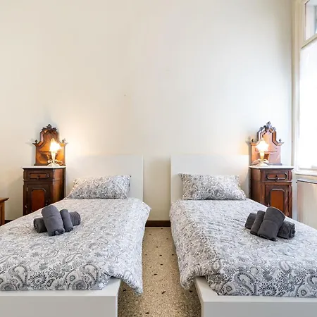 Vintage Charm & Color, And Spacious アパート