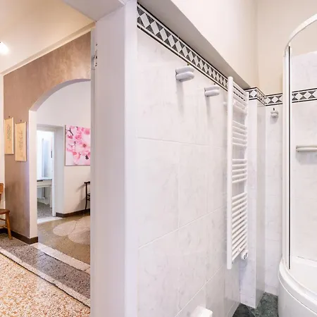 Vintage Charm & Color, And Spacious Apartman Velence