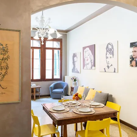 Vintage Charm & Color, And Spacious Apartman *