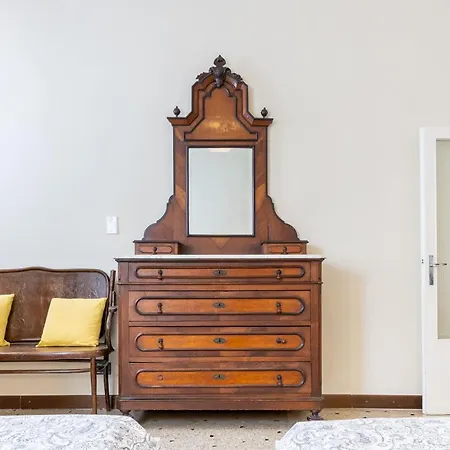 Vintage Charm & Color, And Spacious Apartman Velence