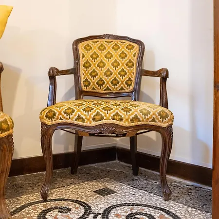 Vintage Charm & Color, And Spacious Velence