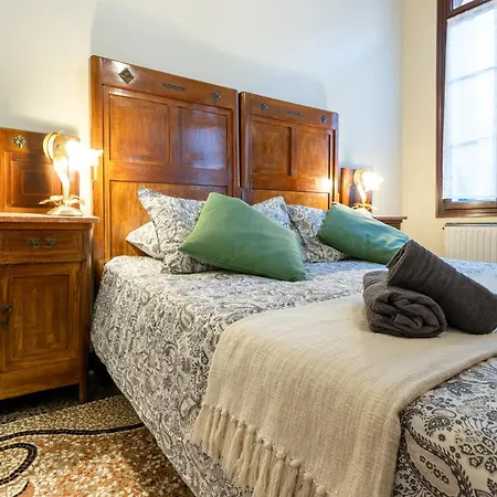 Vintage Charm & Color, And Spacious Apartman